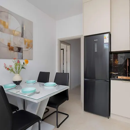 Comfortable With Balcony In Near Westfield By Renters Apartamento Varsóvia