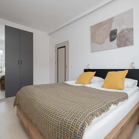 Comfortable With Balcony In Near Westfield By Renters Apartamento *