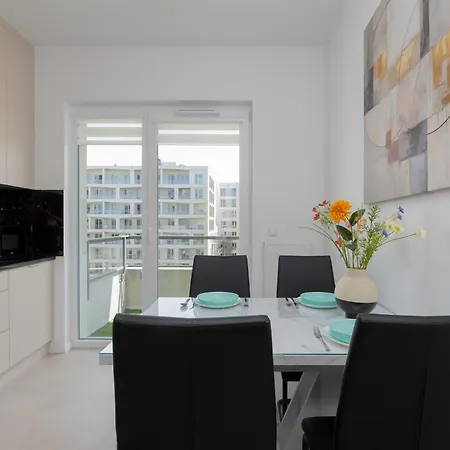 Comfortable With Balcony In Near Westfield By Renters *