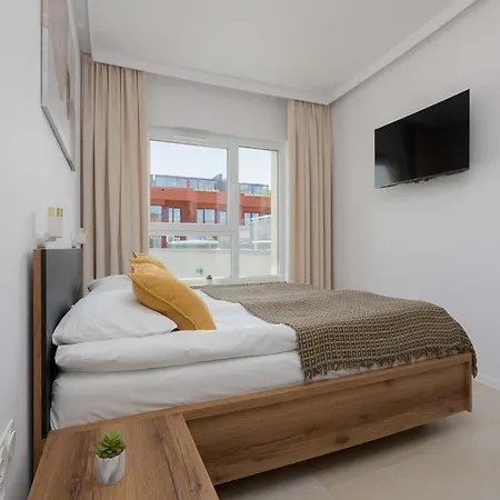 Comfortable With Balcony In Near Westfield By Renters