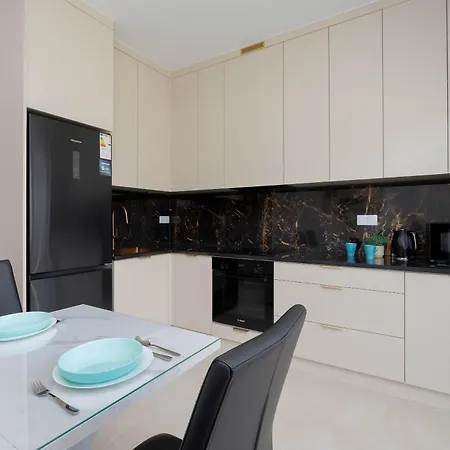 Comfortable With Balcony In Near Westfield By Renters Apartamento Varsóvia